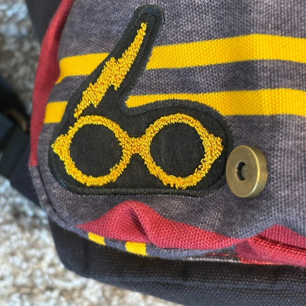 Harry Potter Hogwarts Alumni Gryffindor Backpack 9 3/4 Varsity 2018 - Picture 3 of 16